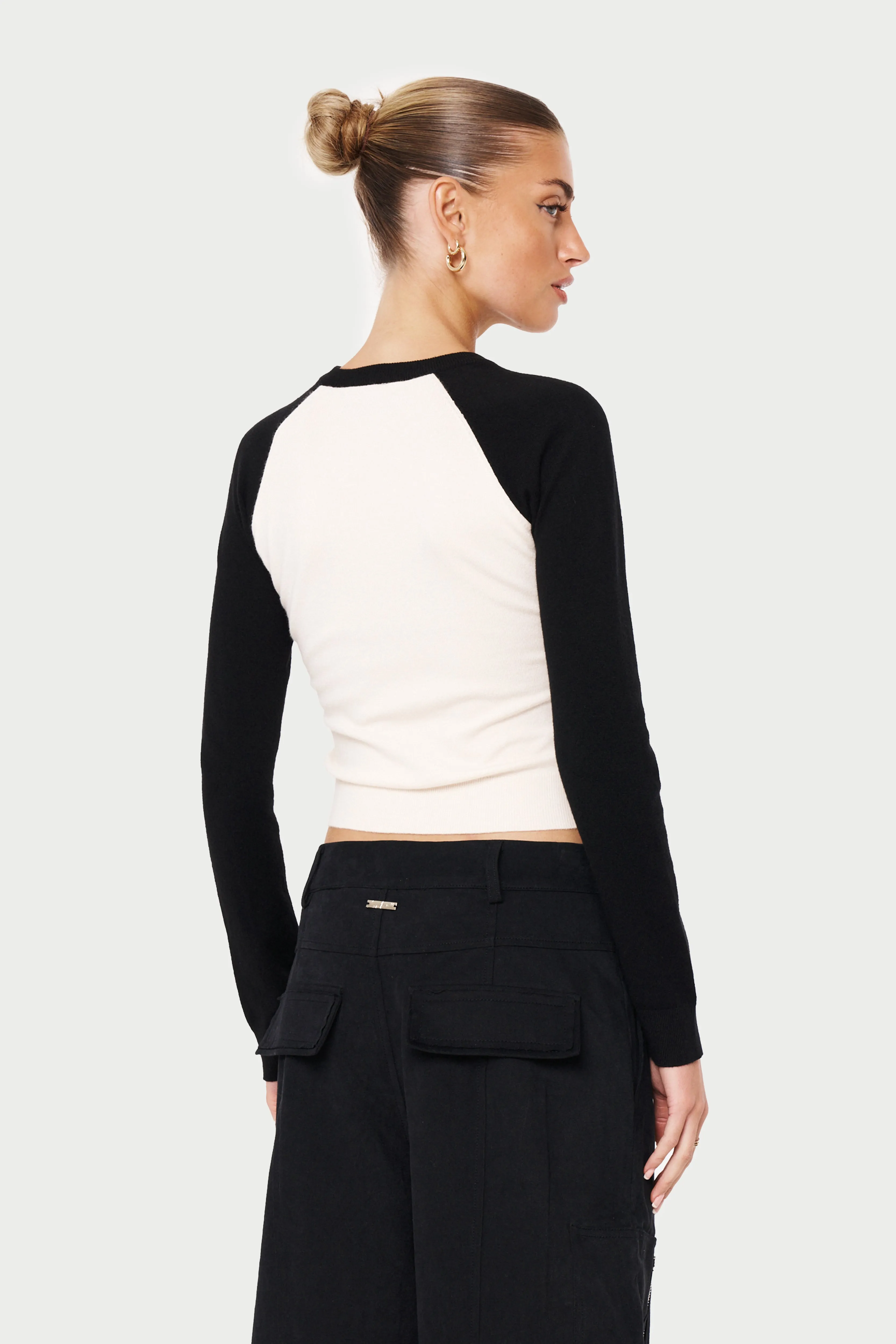 EMBLEM FINE KNITTED LONG SLEEVE TOP - OFF WHITE