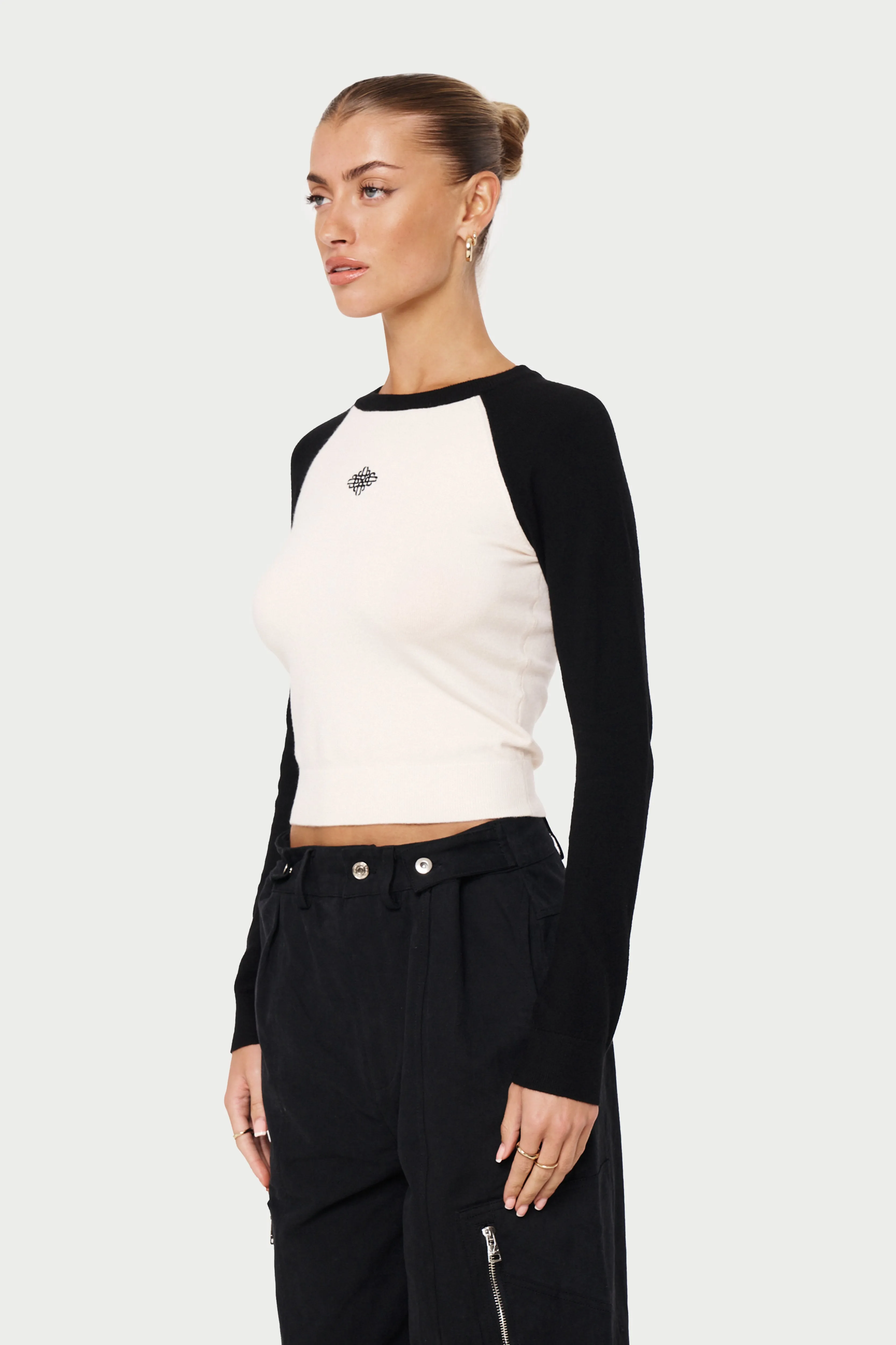 EMBLEM FINE KNITTED LONG SLEEVE TOP - OFF WHITE